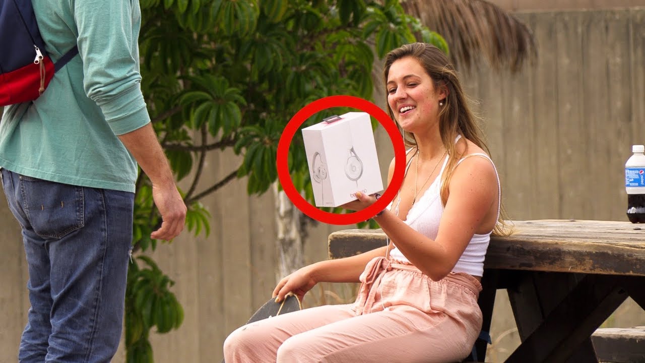GIVING STRANGERS BEATS BY DRE!!